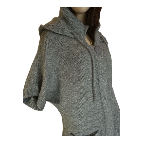 Adam Jacob’s hooded sweater - Picture 2 of 8